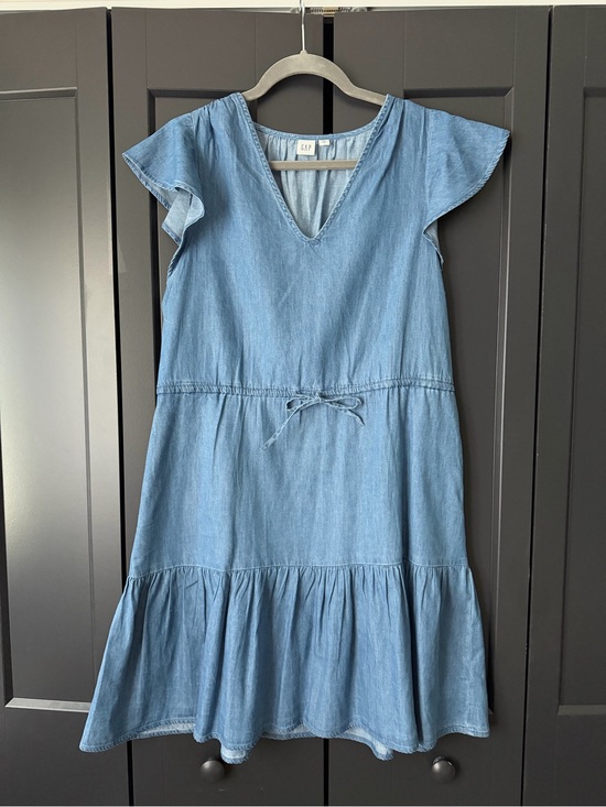 GAP Dresses & Skirts - GAP Women’s Light Blue Chambray Dress with Tie Waist, size M, like new
